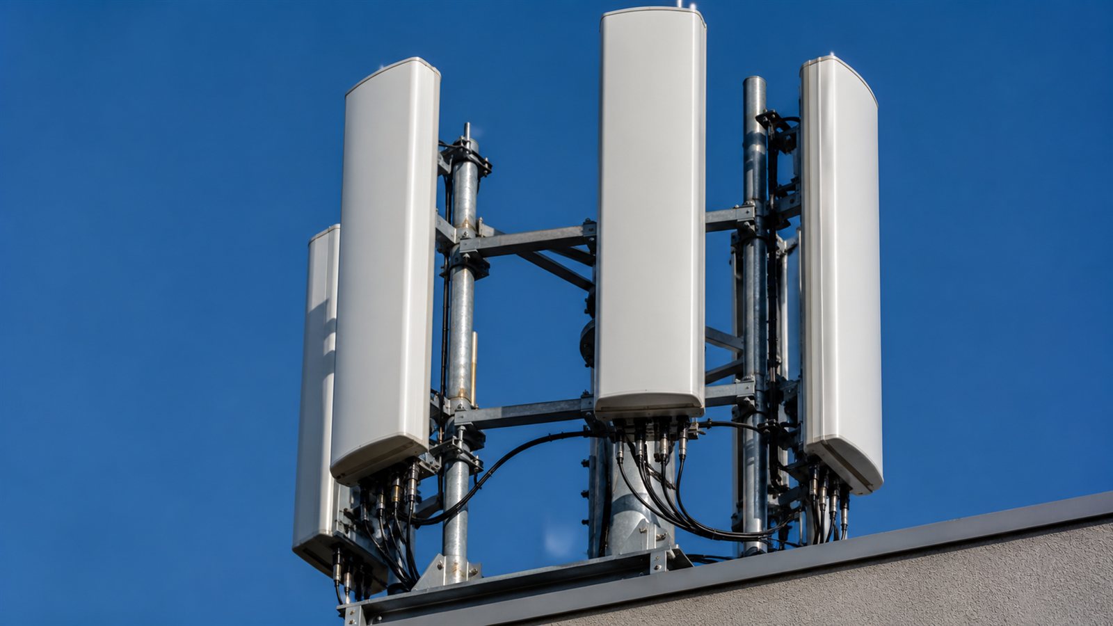 5G destekleyen telefonlar için çatıdaki baz istasyonu anten panelleri