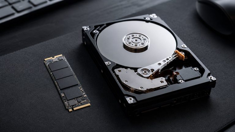 Koyu zeminde yan yana duran M.2 SSD ve klasik sabit disk