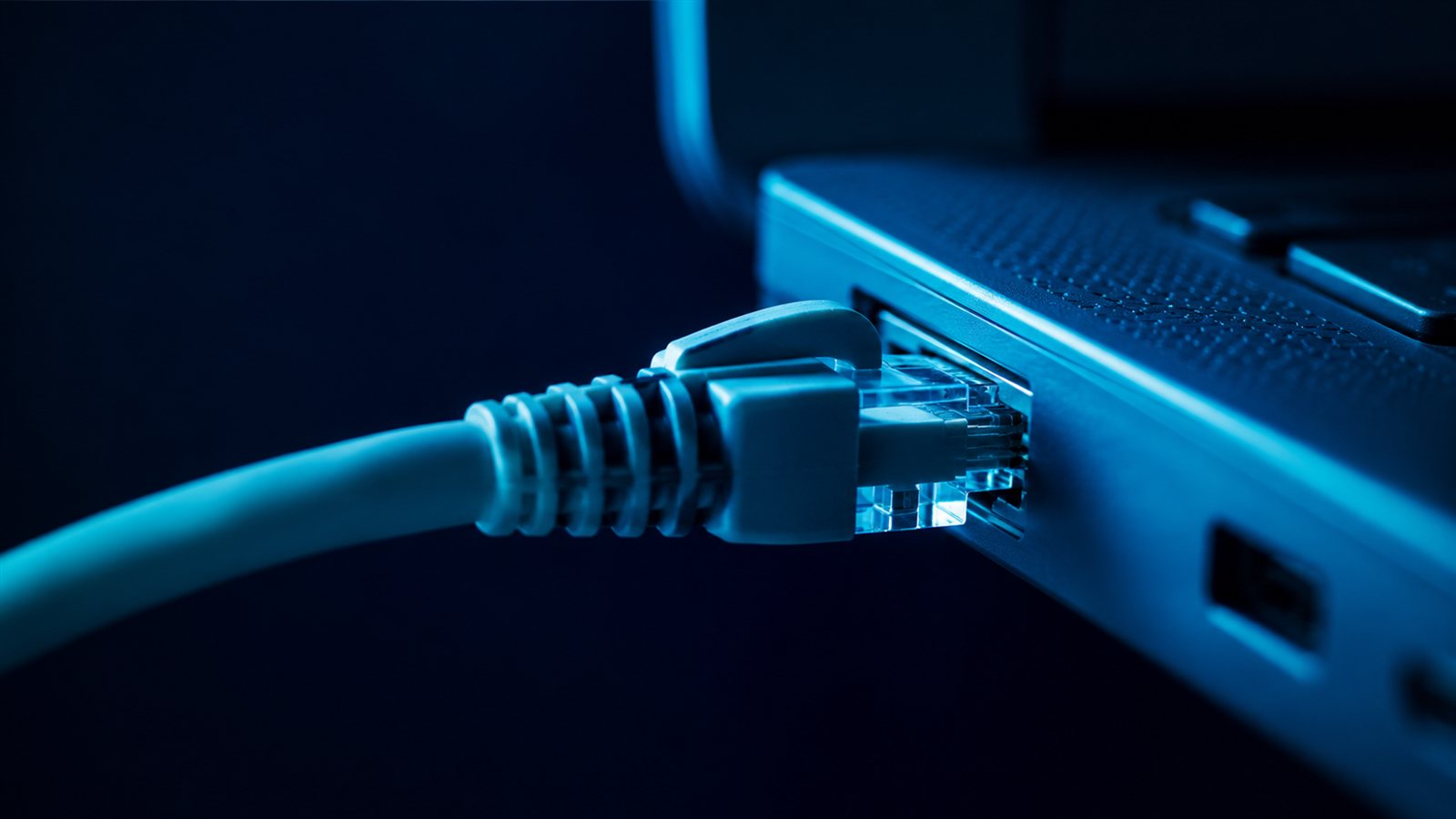 İnternet hız testi için kabloyla bağlanan bilgisayar portu
