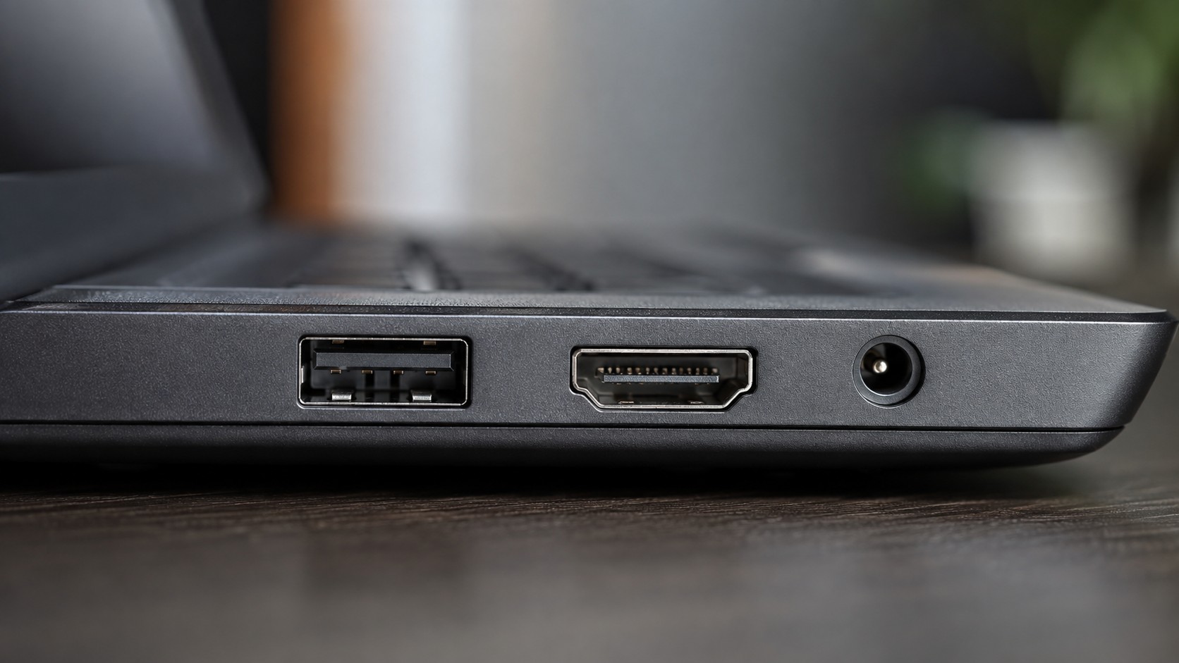 Dizüstü bilgisayarın yan yüzündeki USB ve şarj portları
