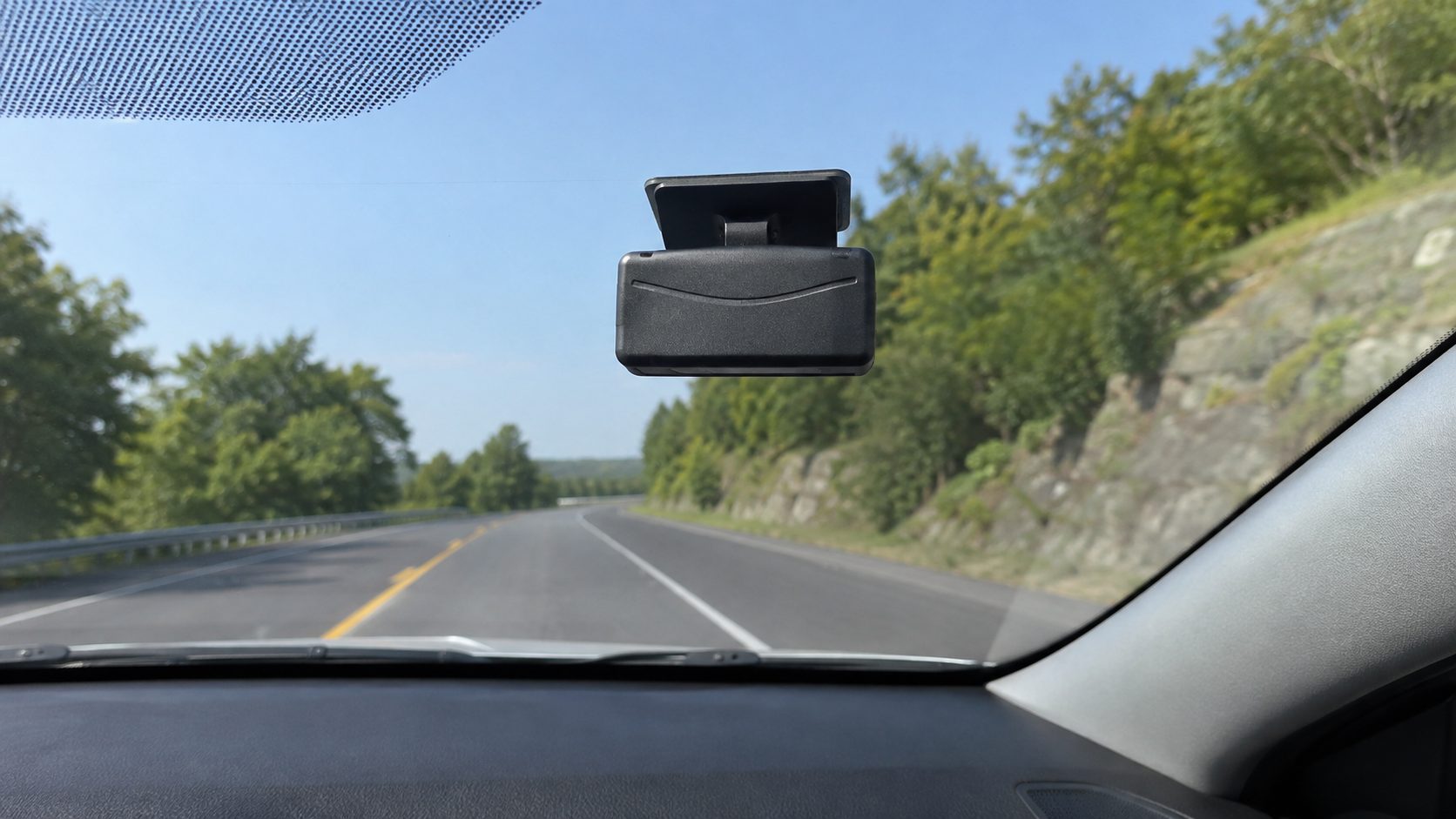 Aracın ön camına yapıştırılmış eski otomatik geçiş cihazı