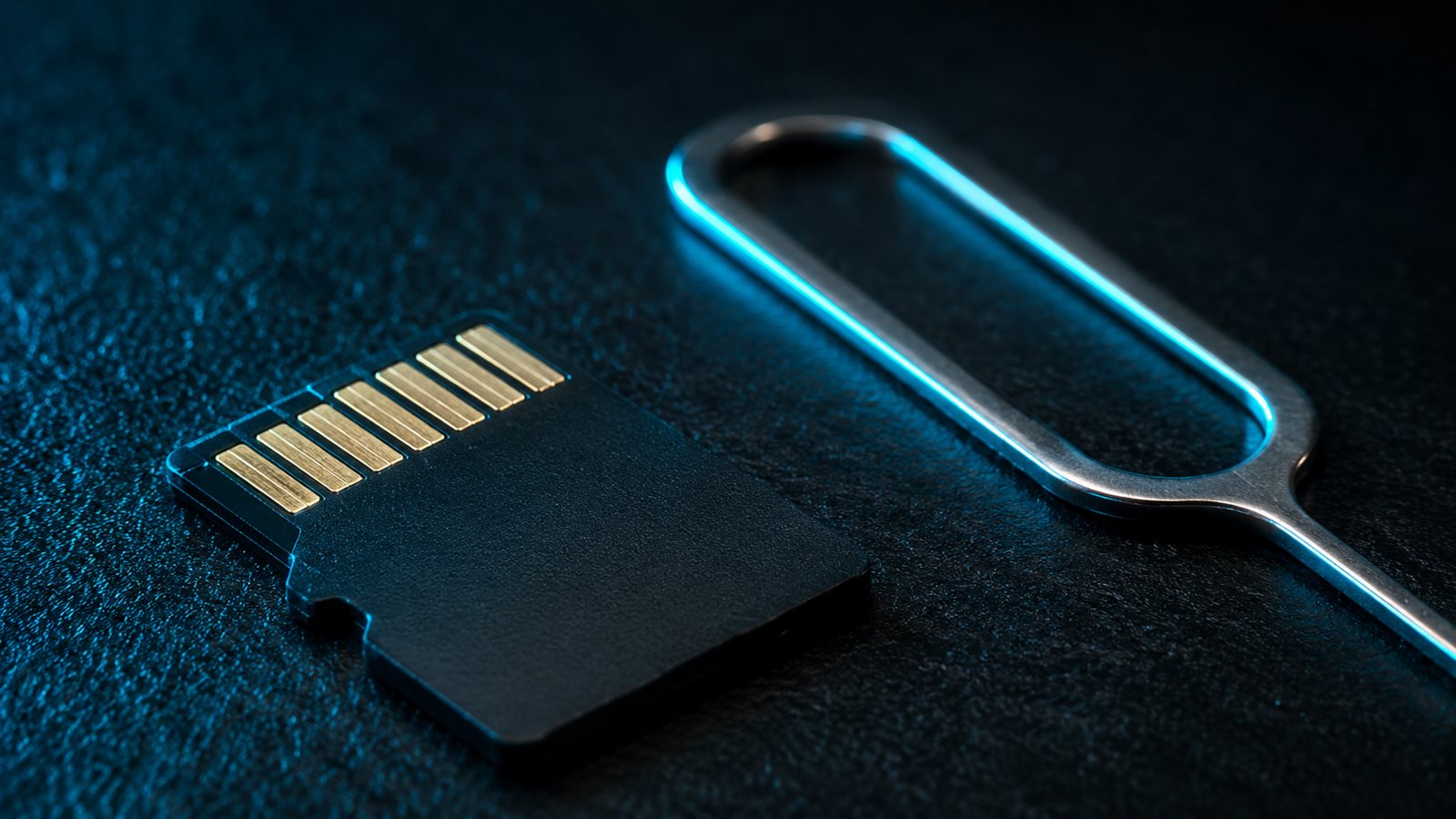 MicroSD hafiza karti ve SIM cikarma pimi yakin cekim