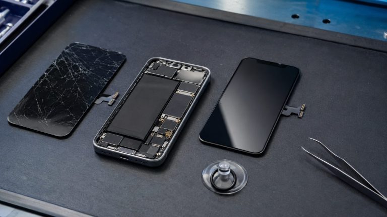 Telefon ekran değişimi: servis masasında sökülen panel ve yedek ekran